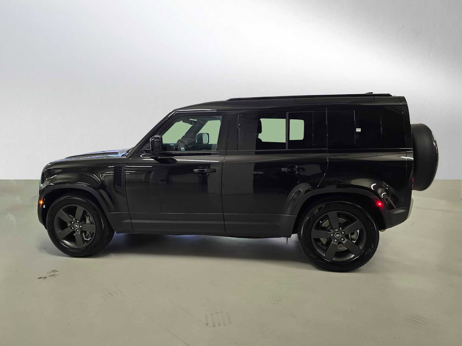 Used 2025 Land Rover Defender 110 S AWD/4WD image 2