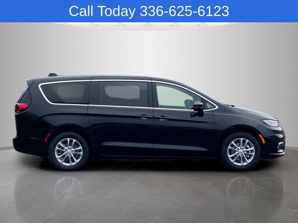 New 2026 Chrysler Pacifica Select FWD image 6