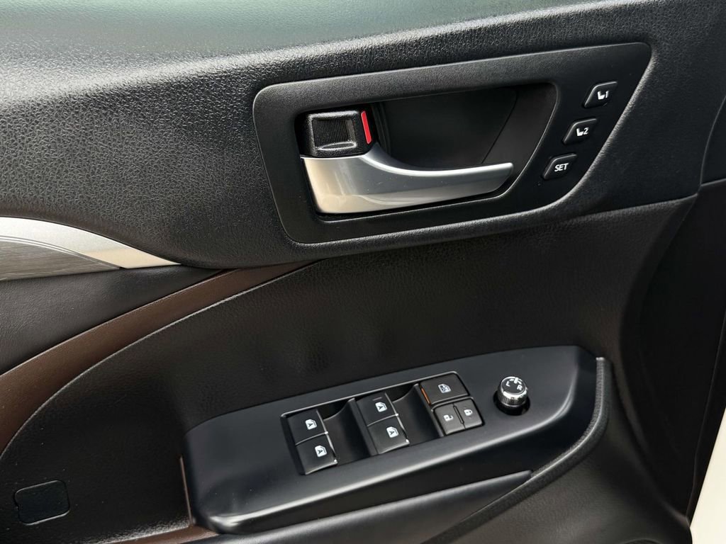Used 2019 Toyota Highlander Limited Platinum image 28