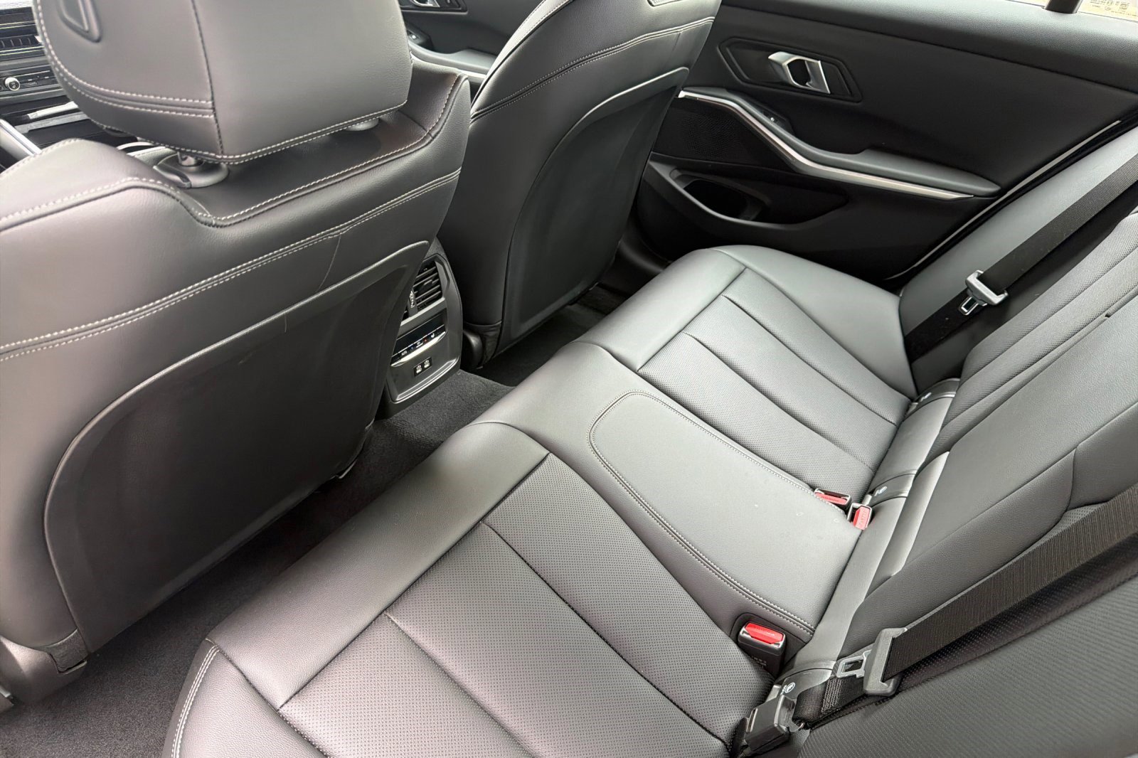 Used 2026 BMW 330i Sedan w/ M Sport Package image 15