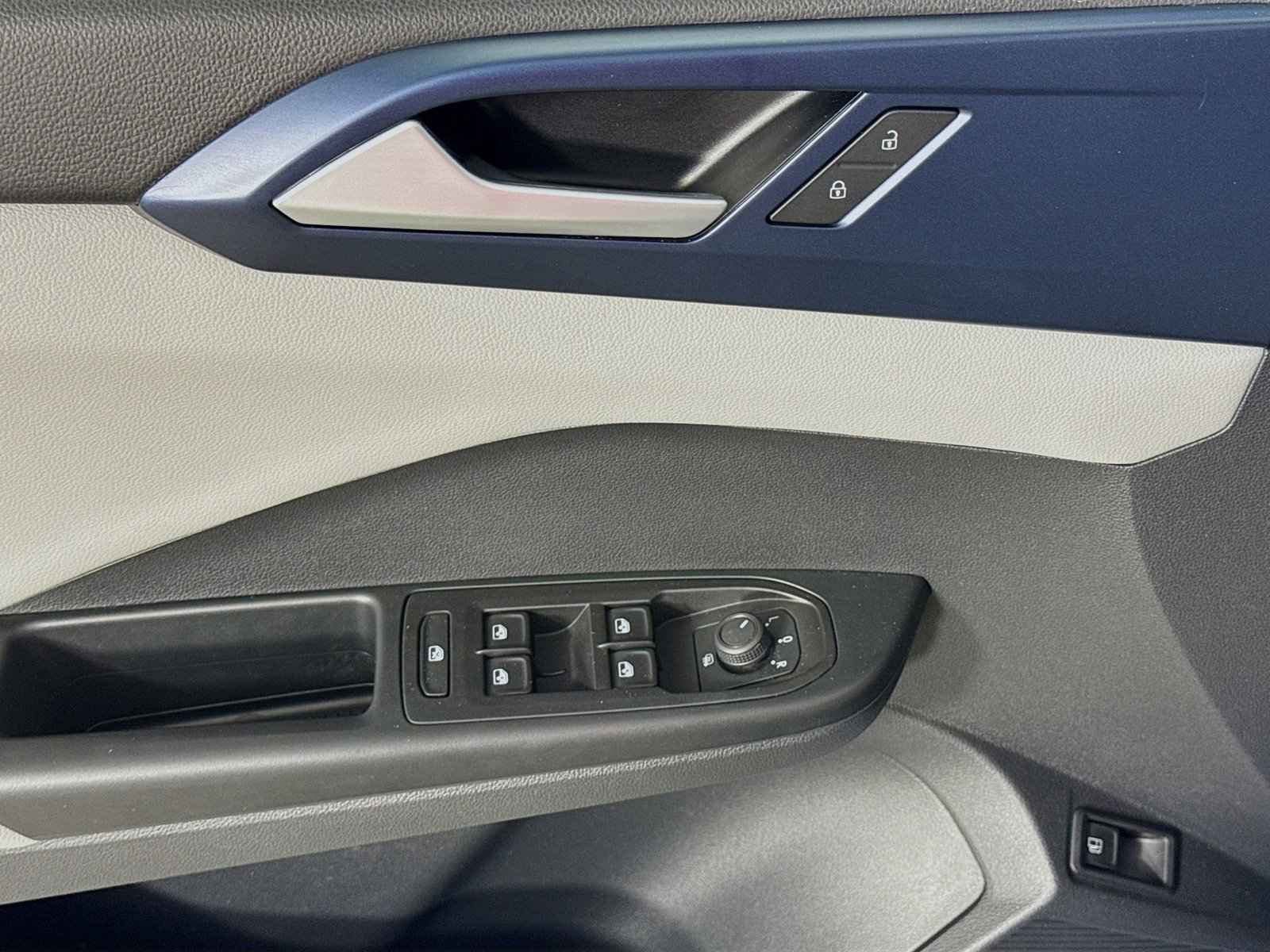 Certified 2023 Volkswagen Taos SE image 11