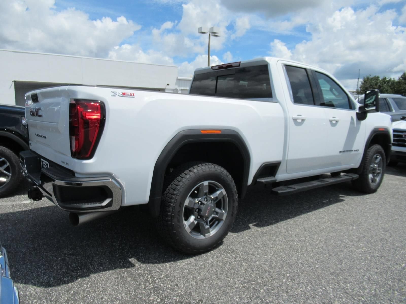New 2026 GMC Sierra 2500 SLE w/ SLE Value Package; AWD/4WD image 7