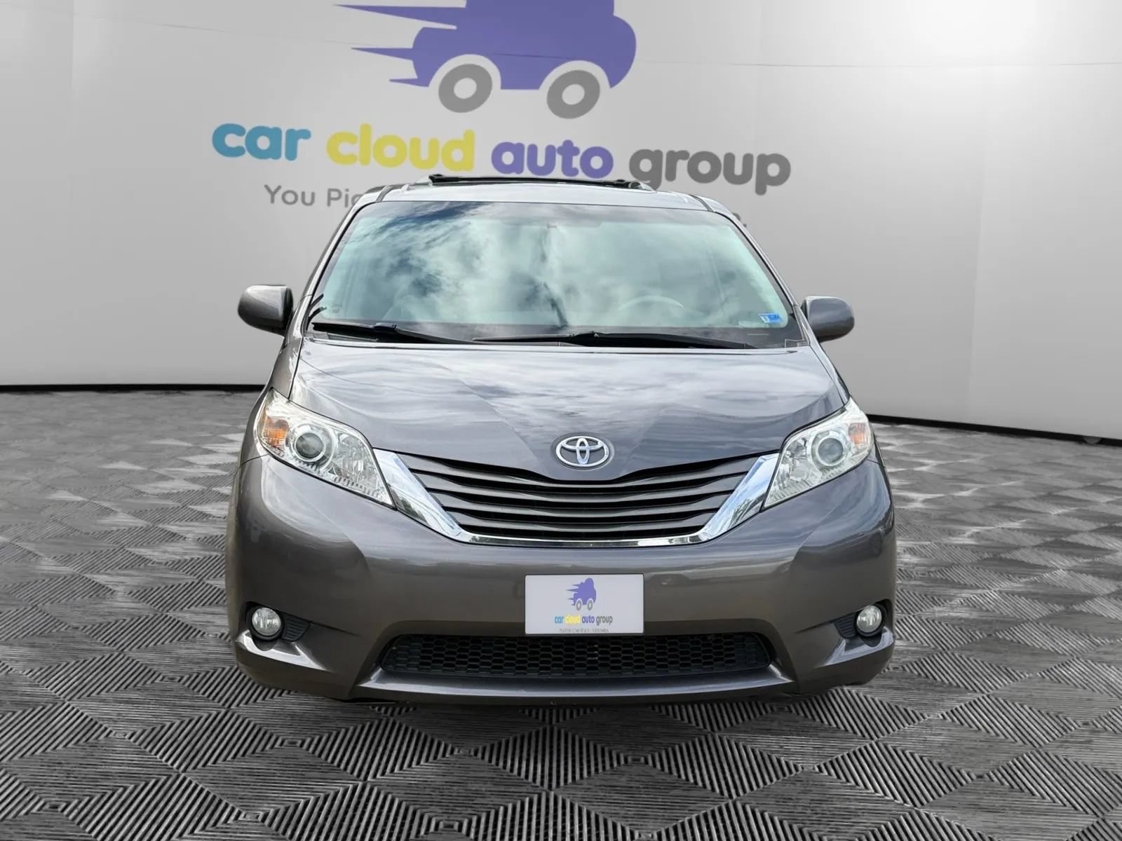 Used 2012 Toyota Sienna XLE w/ Entertainment Pkg FWD image 2