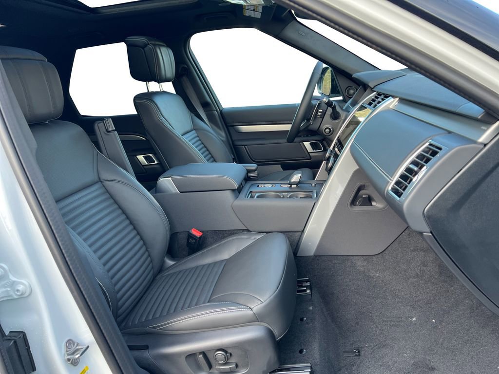 New 2025 Land Rover Discovery Dynamic SE image 30