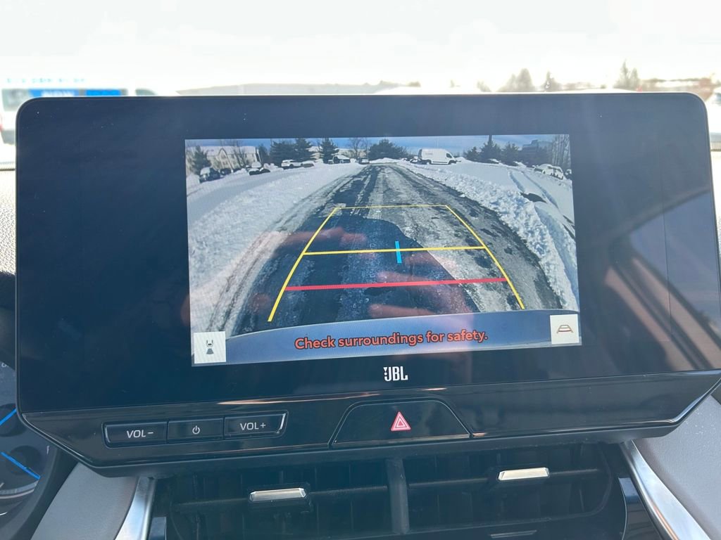 Used 2024 Toyota Venza XLE image 13