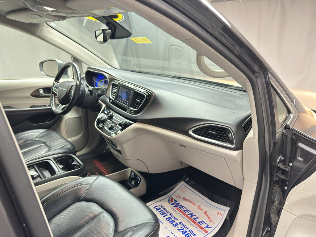 Used 2019 Chrysler Pacifica Touring-L FWD image 22