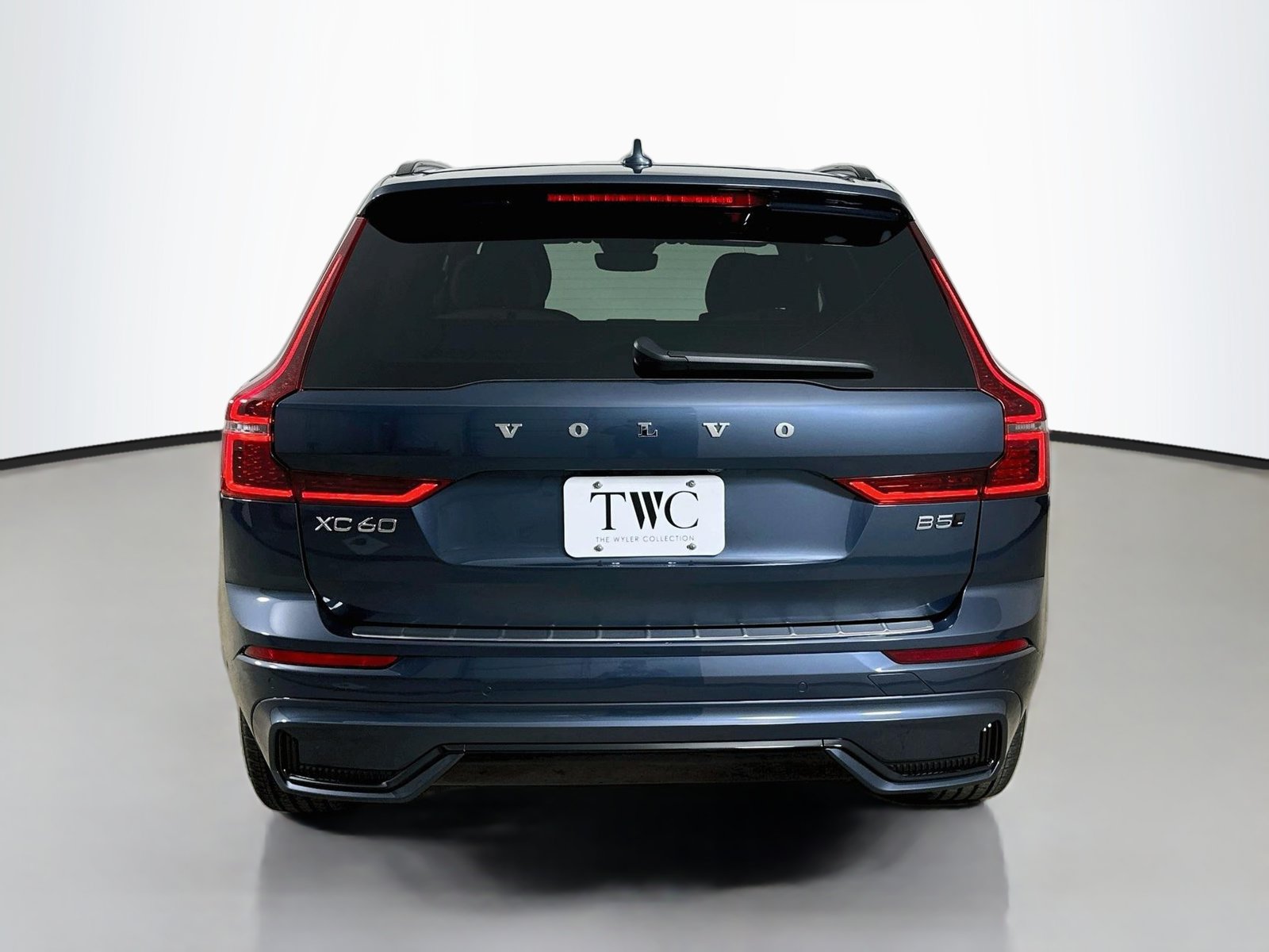 New 2027 Volvo XC60 B5 Plus AWD/4WD image 6