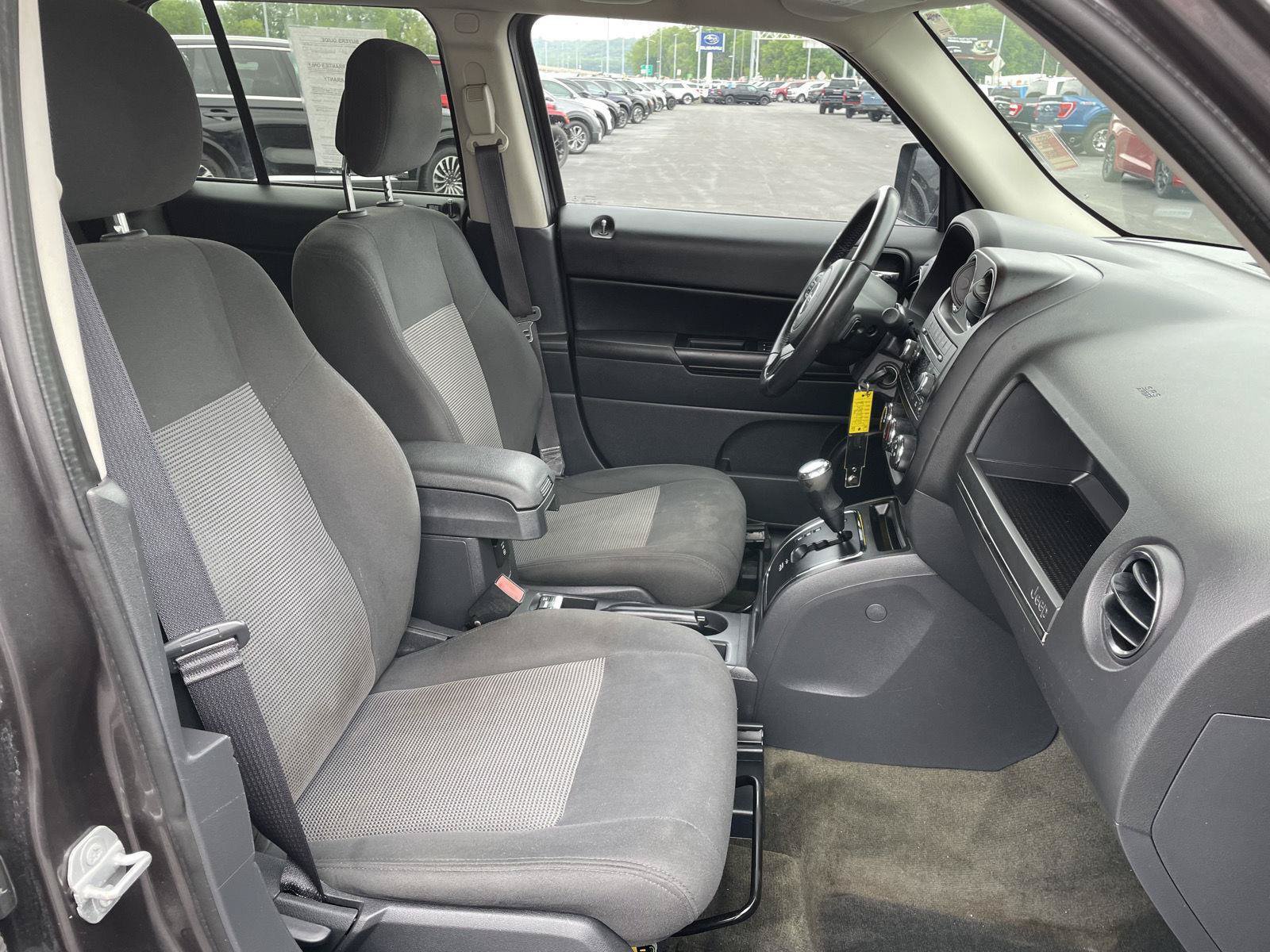 Used 2017 Jeep Patriot Latitude AWD/4WD image 22