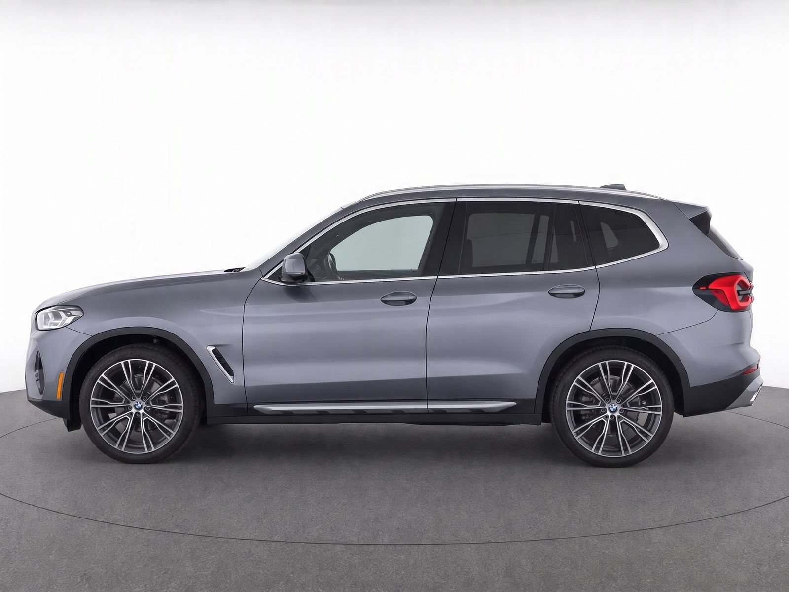 Used 2024 BMW X3 sDrive30i w/ Convenience Package RWD image 3