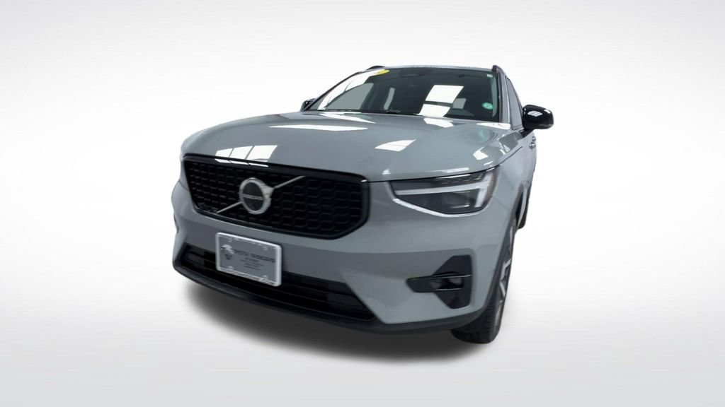 Used 2026 Volvo XC40 B5 Plus w/ Protection Package Premier AWD/4WD image 3