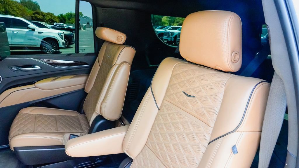 Certified 2021 Cadillac Escalade ESV Premium Luxury w/ LPO, Radiant Package AWD/4WD image 11
