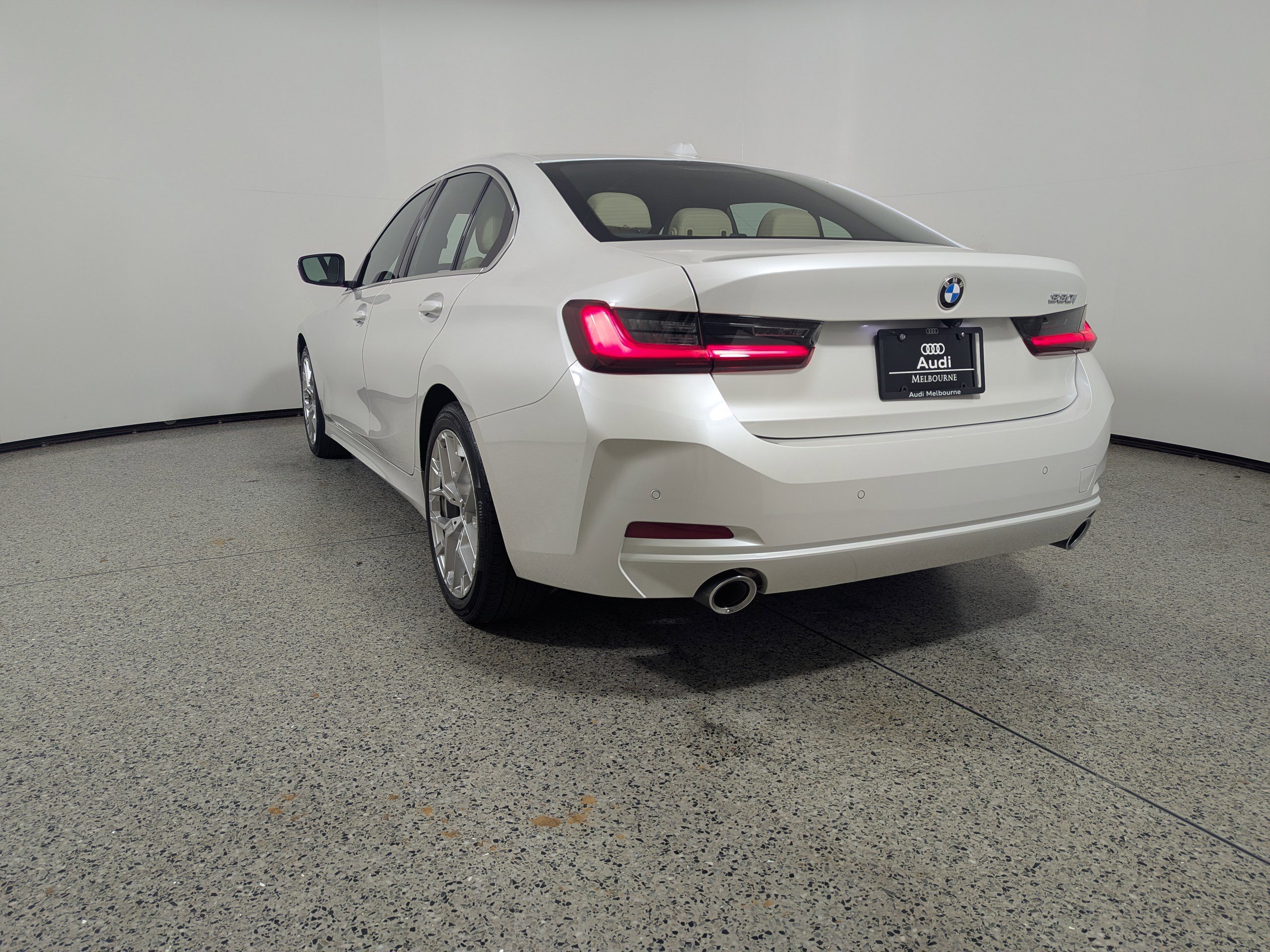 Used 2025 BMW 330i Sedan image 5