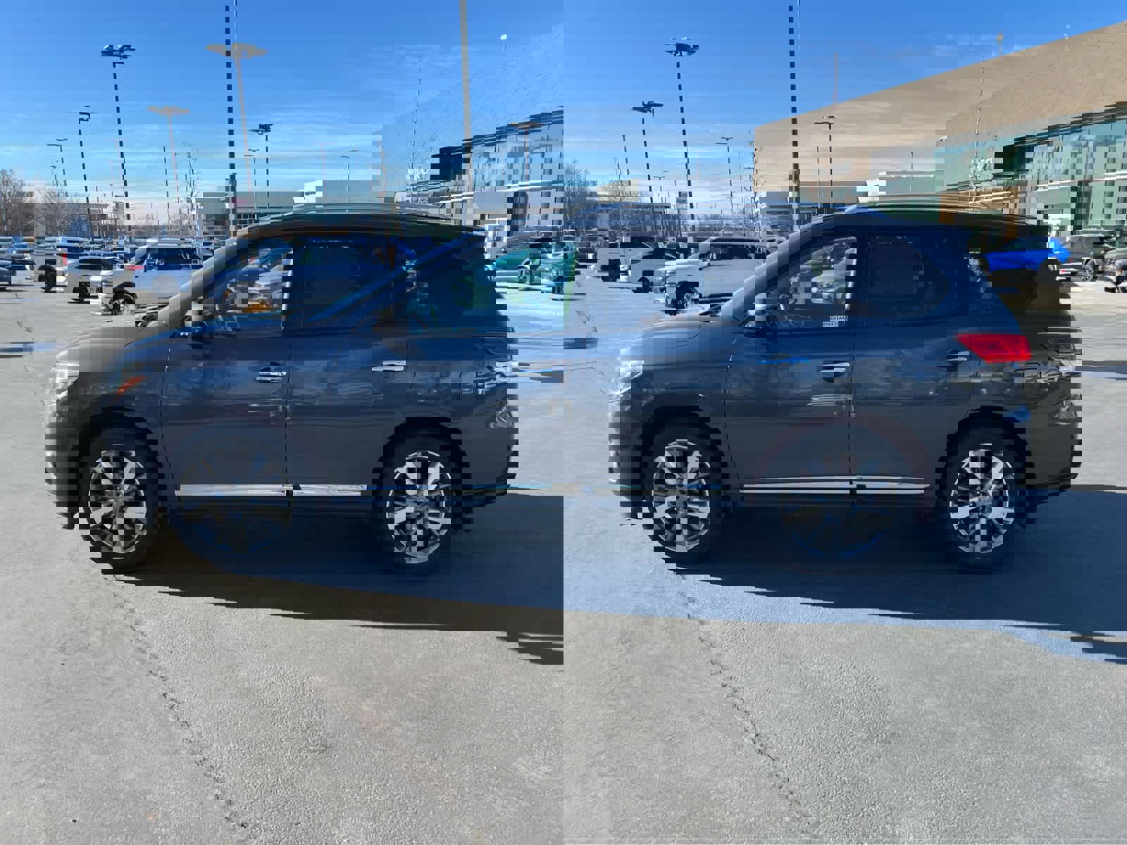 Used 2014 Nissan Pathfinder Platinum image 12