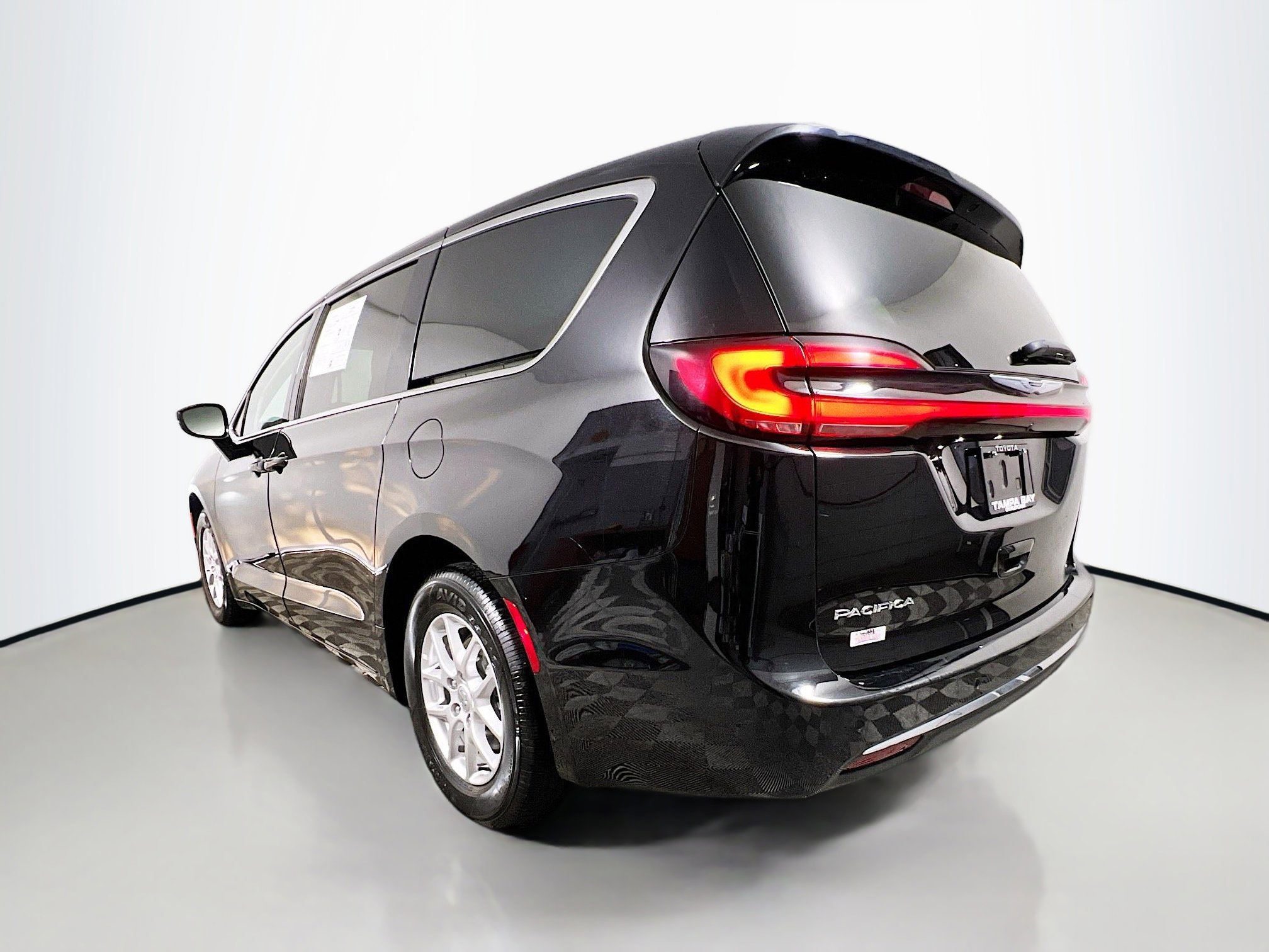 Used 2024 Chrysler Pacifica Touring-L image 8