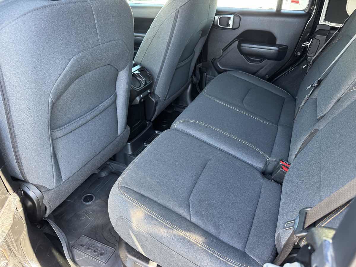 Used 2024 Jeep Wrangler Unlimited w/ Convenience Group AWD/4WD image 20
