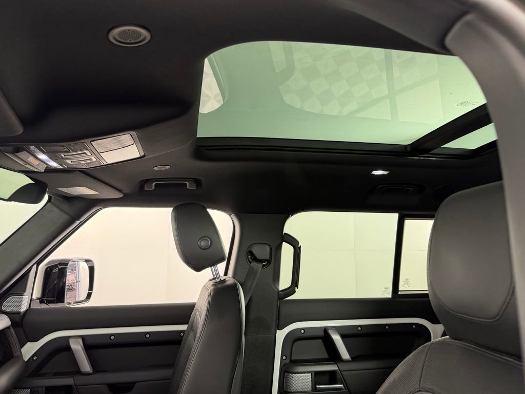 Used 2024 Land Rover Defender 130 X-Dynamic SE image 24