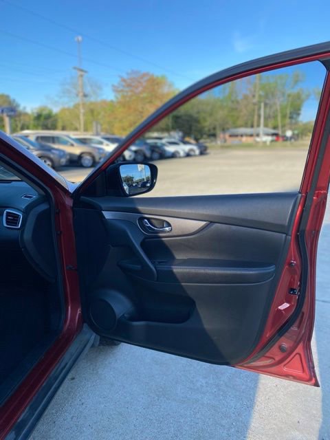 Used 2016 Nissan Rogue S image 18