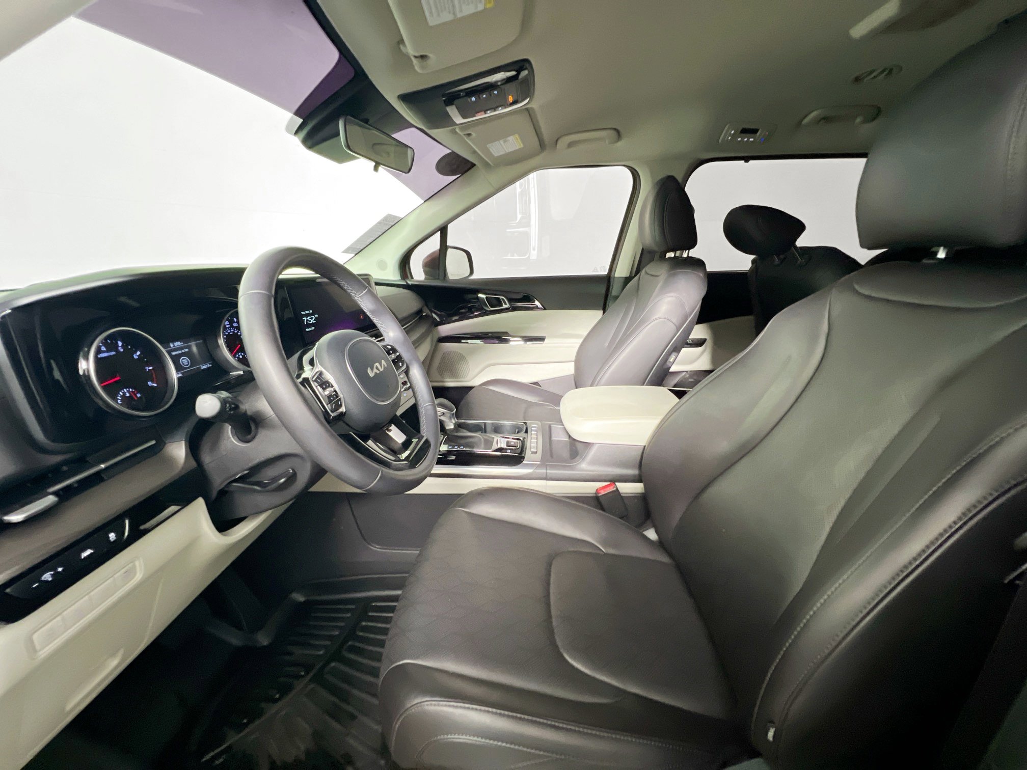 Used 2024 Kia Carnival EX image 14