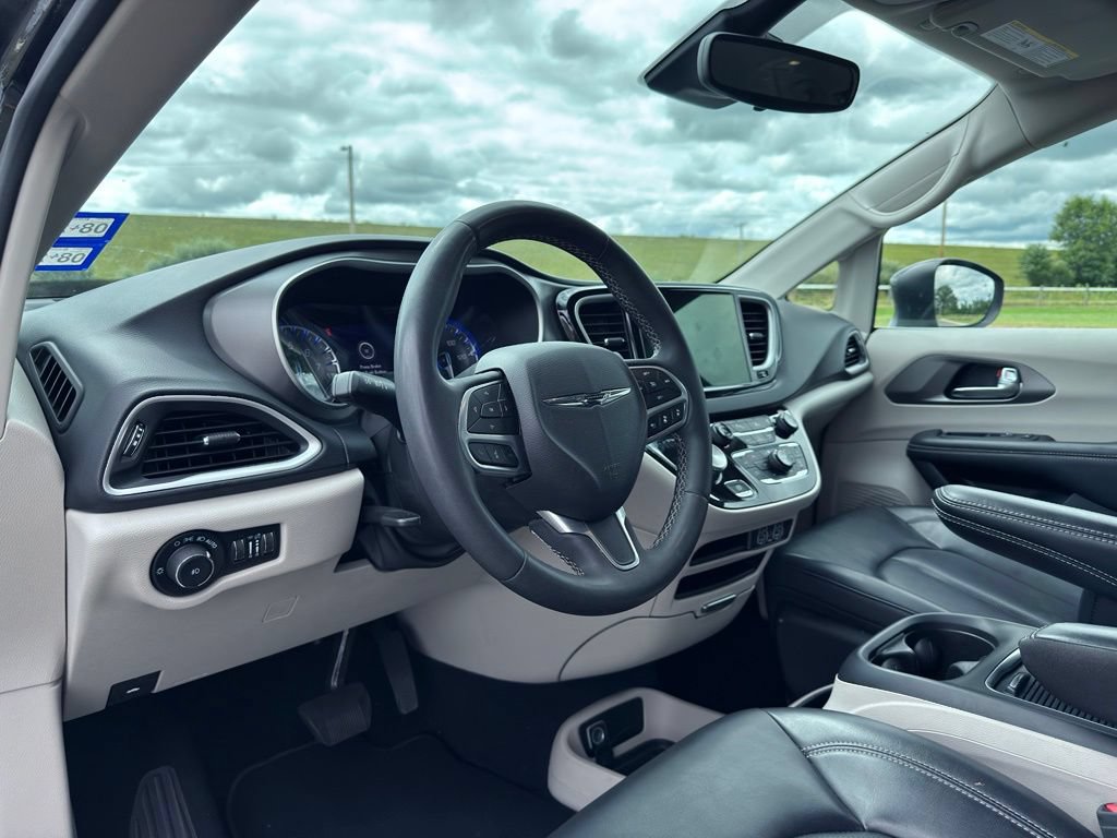 Used 2023 Chrysler Pacifica Touring-L FWD image 27