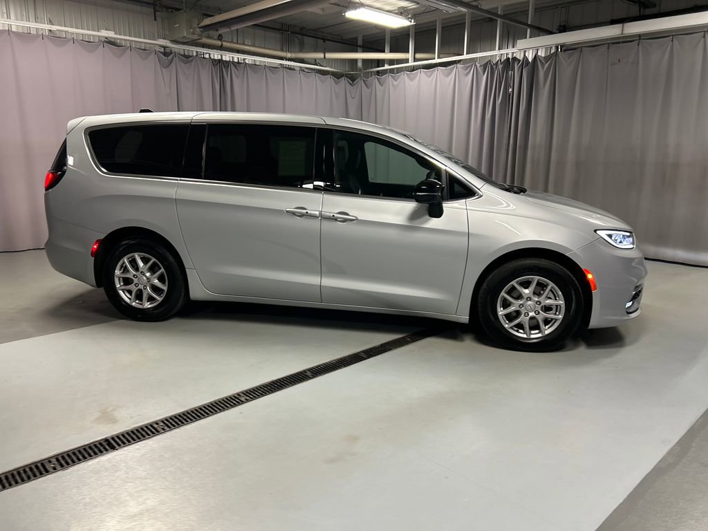 Used 2026 Chrysler Pacifica Select image 8