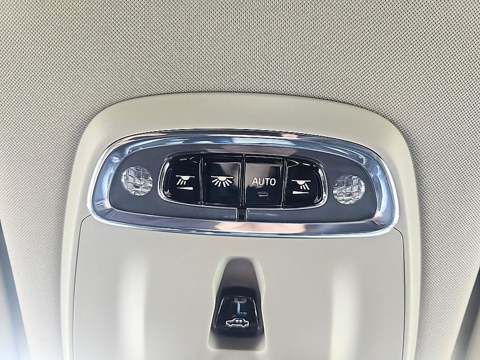 Used 2019 Volvo XC60 T5 Momentum w/ Multimedia Package FWD image 28
