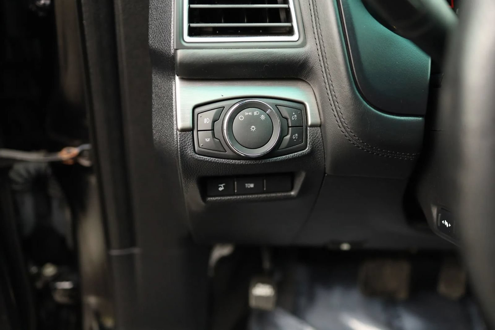 Used 2016 Ford Explorer Platinum AWD/4WD image 18