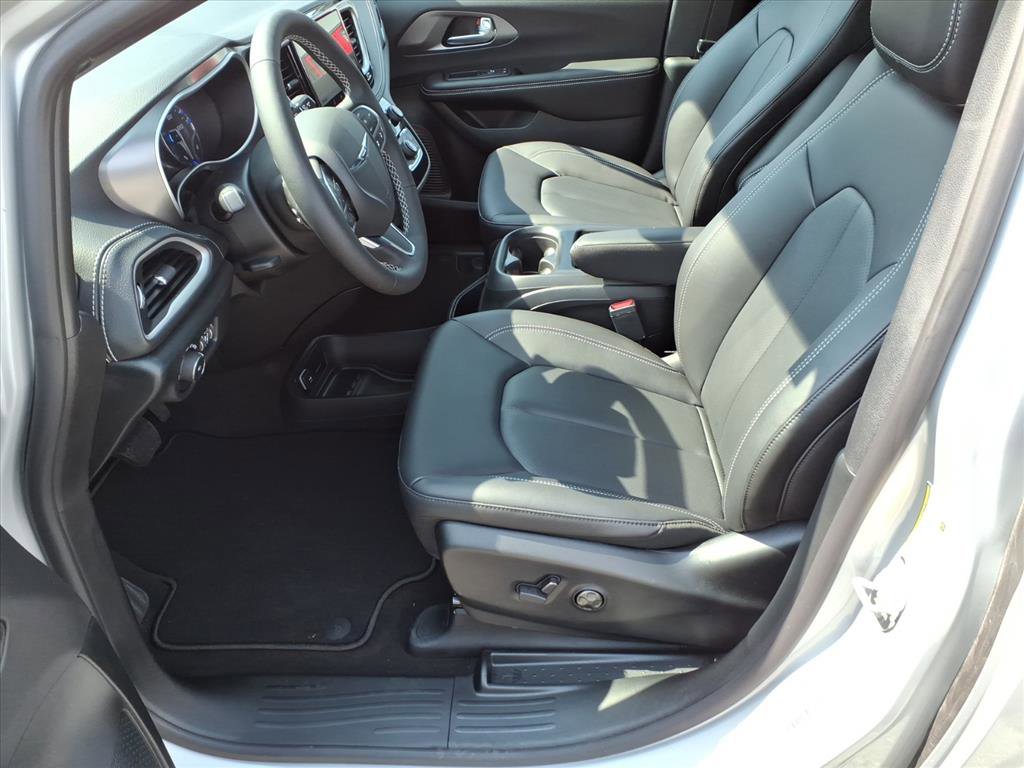 New 2026 Chrysler Pacifica Select image 11