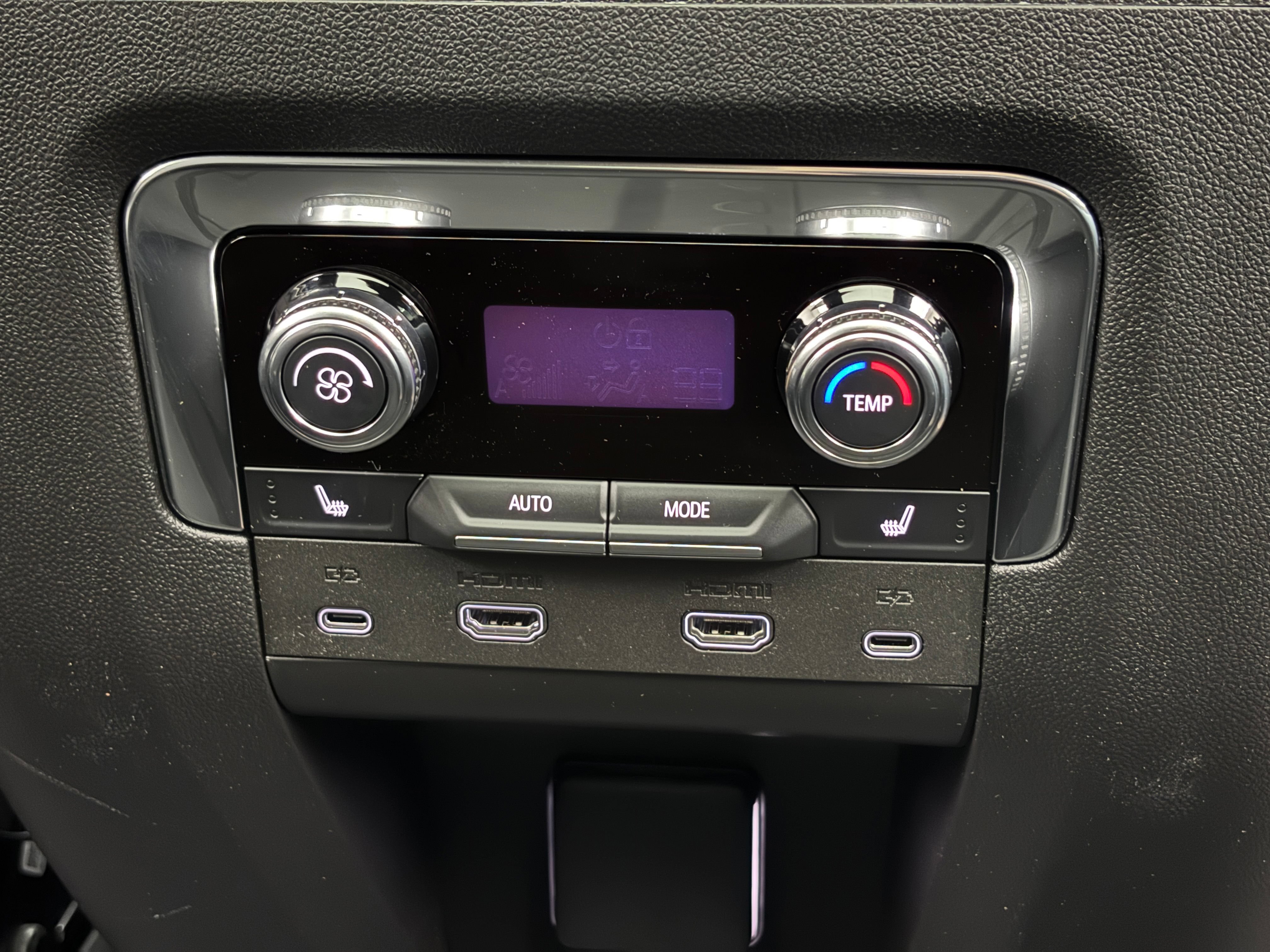 New 2026 GMC Yukon Denali w/ Denali Reserve Package AWD/4WD image 9