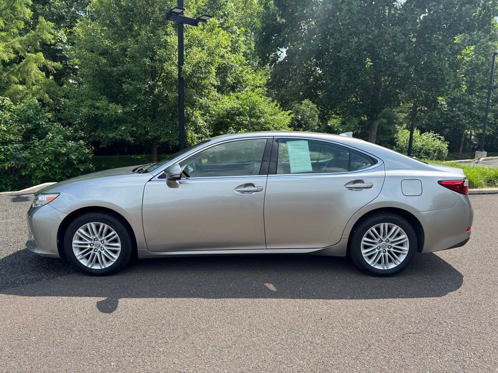 Used 2015 Lexus ES 350 w/ Luxury Package FWD image 2