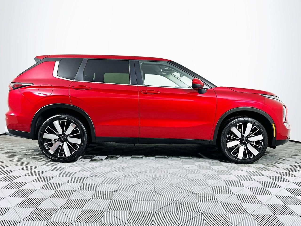 Used 2025 Mitsubishi Outlander SE image 26