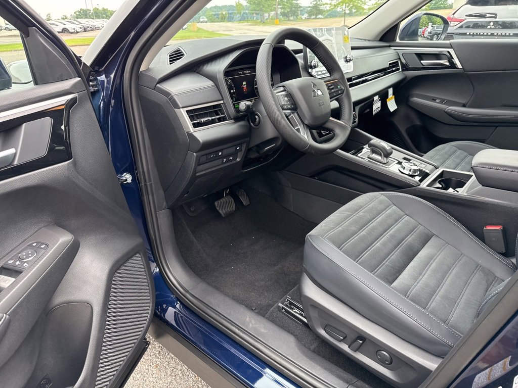 New 2025 Mitsubishi Outlander SE image 33