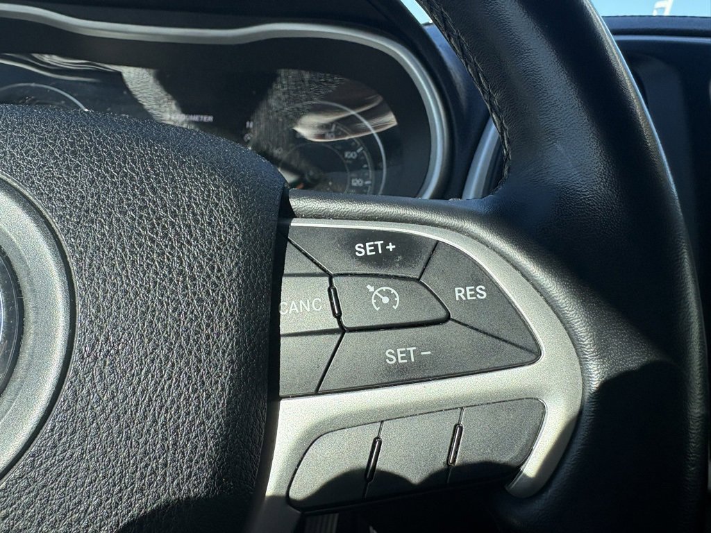 Used 2015 Jeep Cherokee Limited image 16