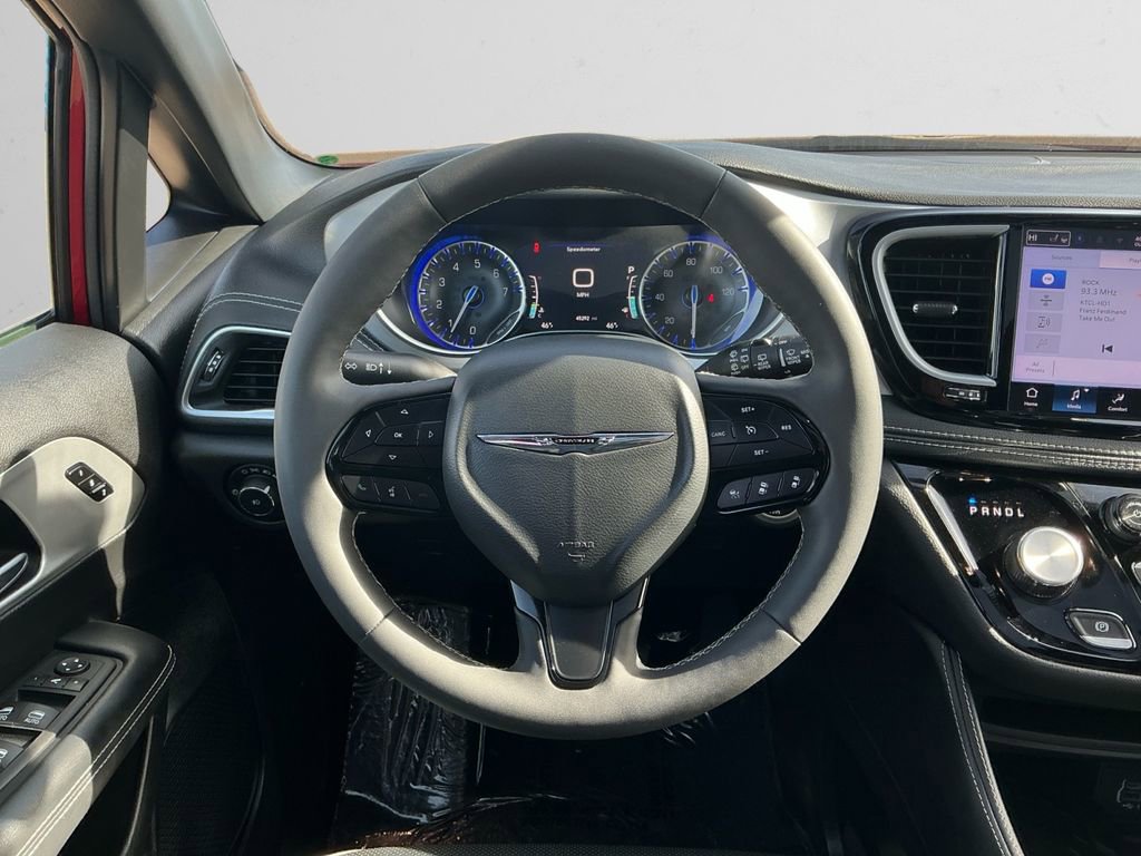 Used 2025 Chrysler Pacifica Limited image 12