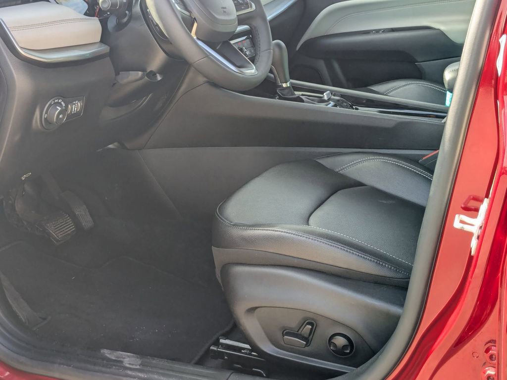 Used 2025 Jeep Compass Limited image 23