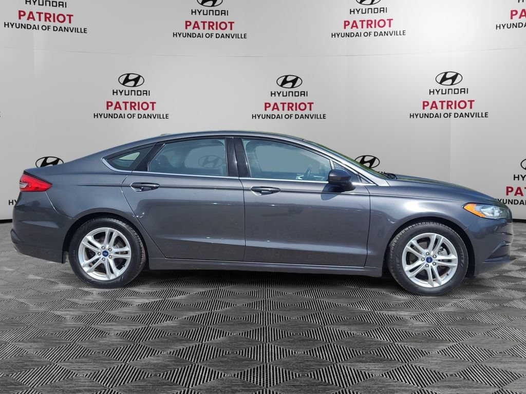 Used 2018 Ford Fusion SE FWD image 2