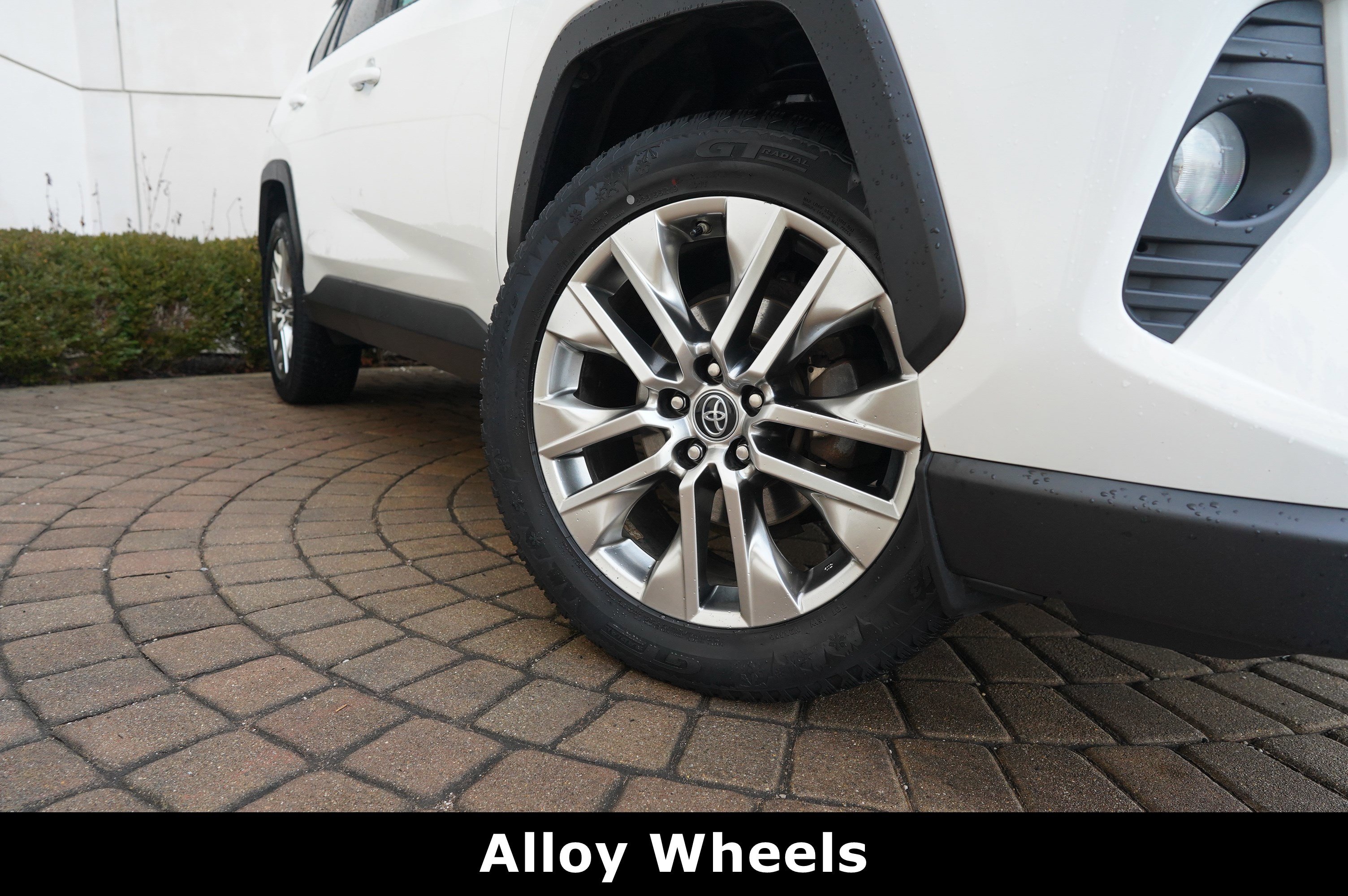 Used 2019 Toyota RAV4 XLE Premium image 17