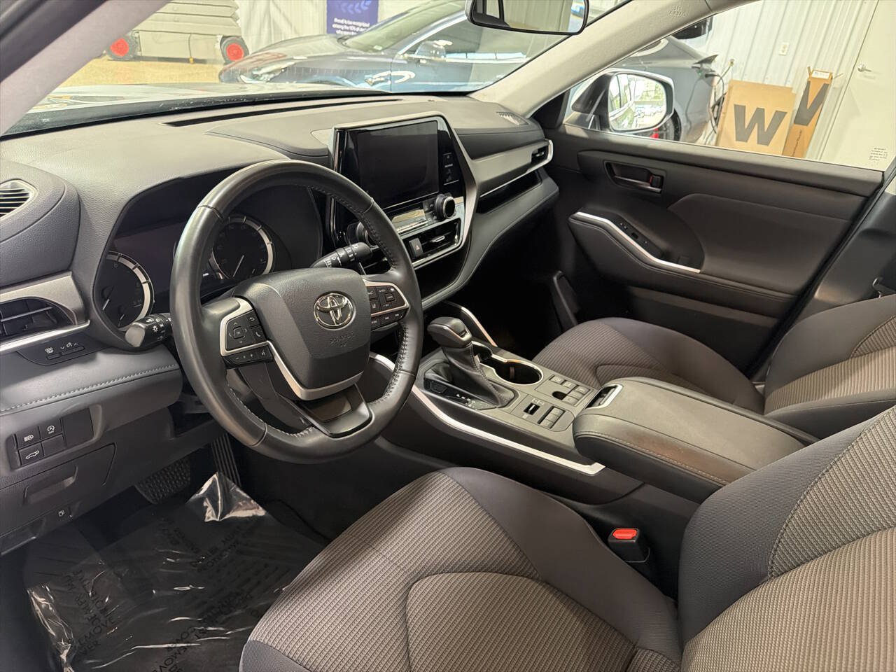 Used 2023 Toyota Highlander LE AWD/4WD image 8