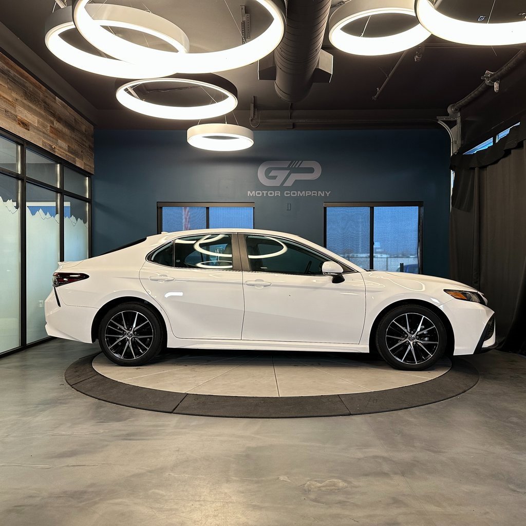 Used 2022 Toyota Camry SE image 2