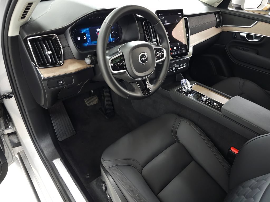 Certified 2025 Volvo XC90 B5 Plus AWD/4WD image 16
