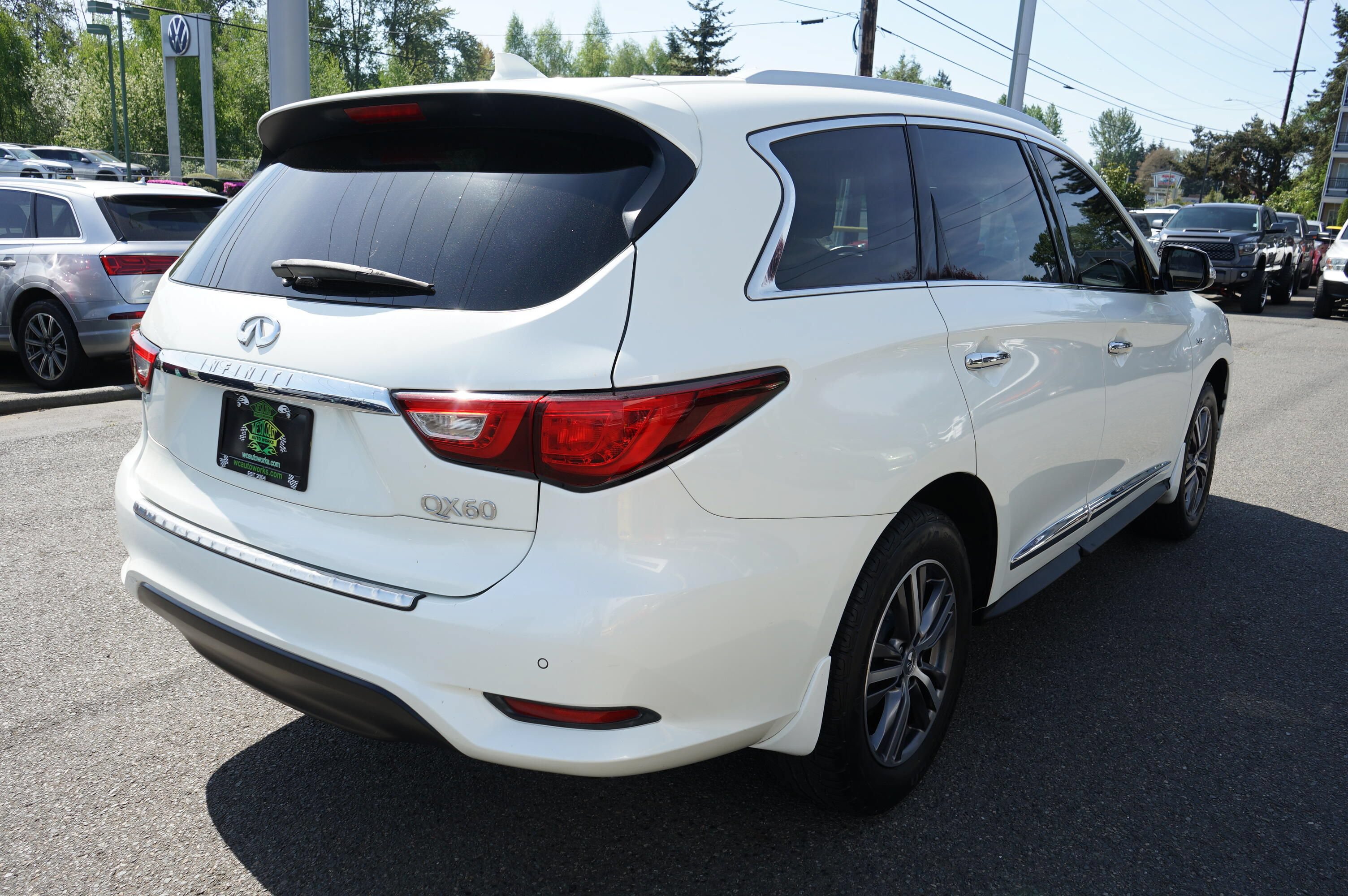 Used 2017 INFINITI QX60 Luxe w/ Premium Plus Package AWD/4WD image 5