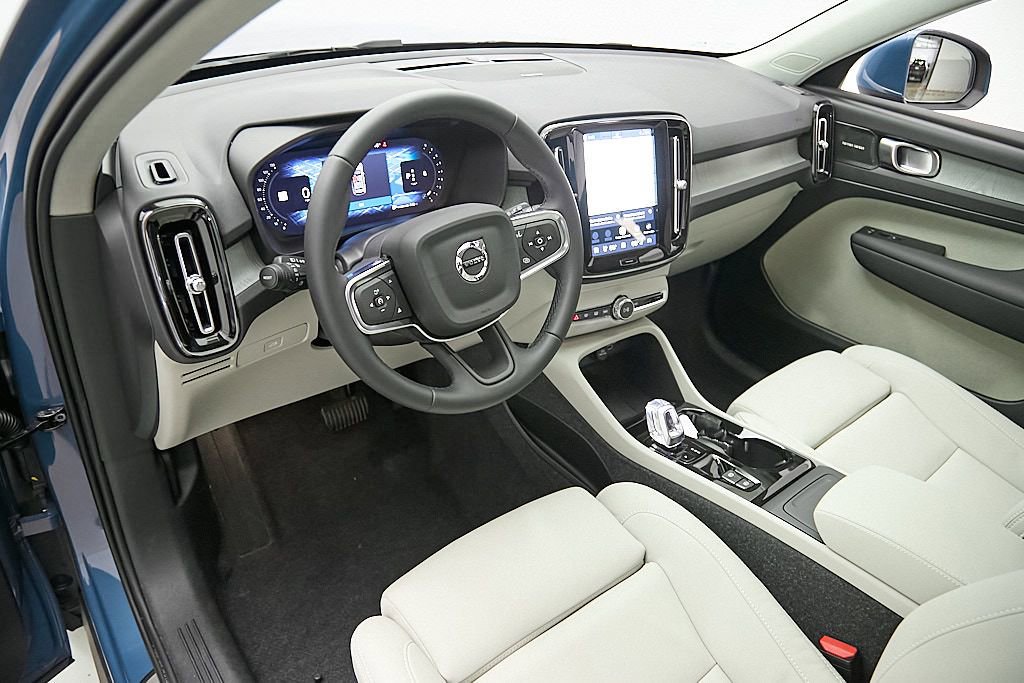 Certified 2025 Volvo XC40 B5 Ultra AWD/4WD image 12