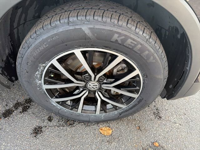 Used 2021 Volkswagen Tiguan SE w/ Panoramic Sunroof Package image 4