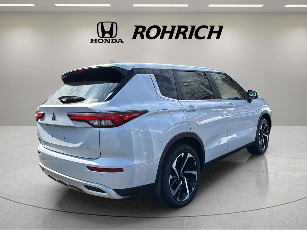 Used 2023 Mitsubishi Outlander SE Black Edition image 6