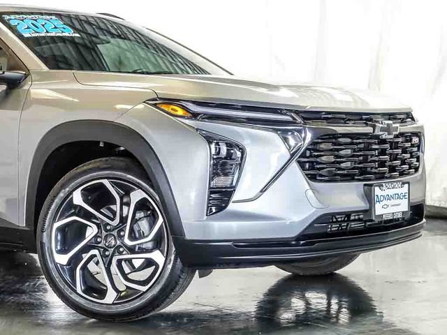 Certified 2025 Chevrolet Trax RS w/ Sunroof Package FWD image 3