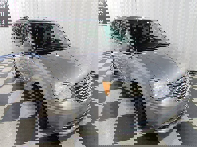 Used 2014 Chrysler Town & Country Touring image 83