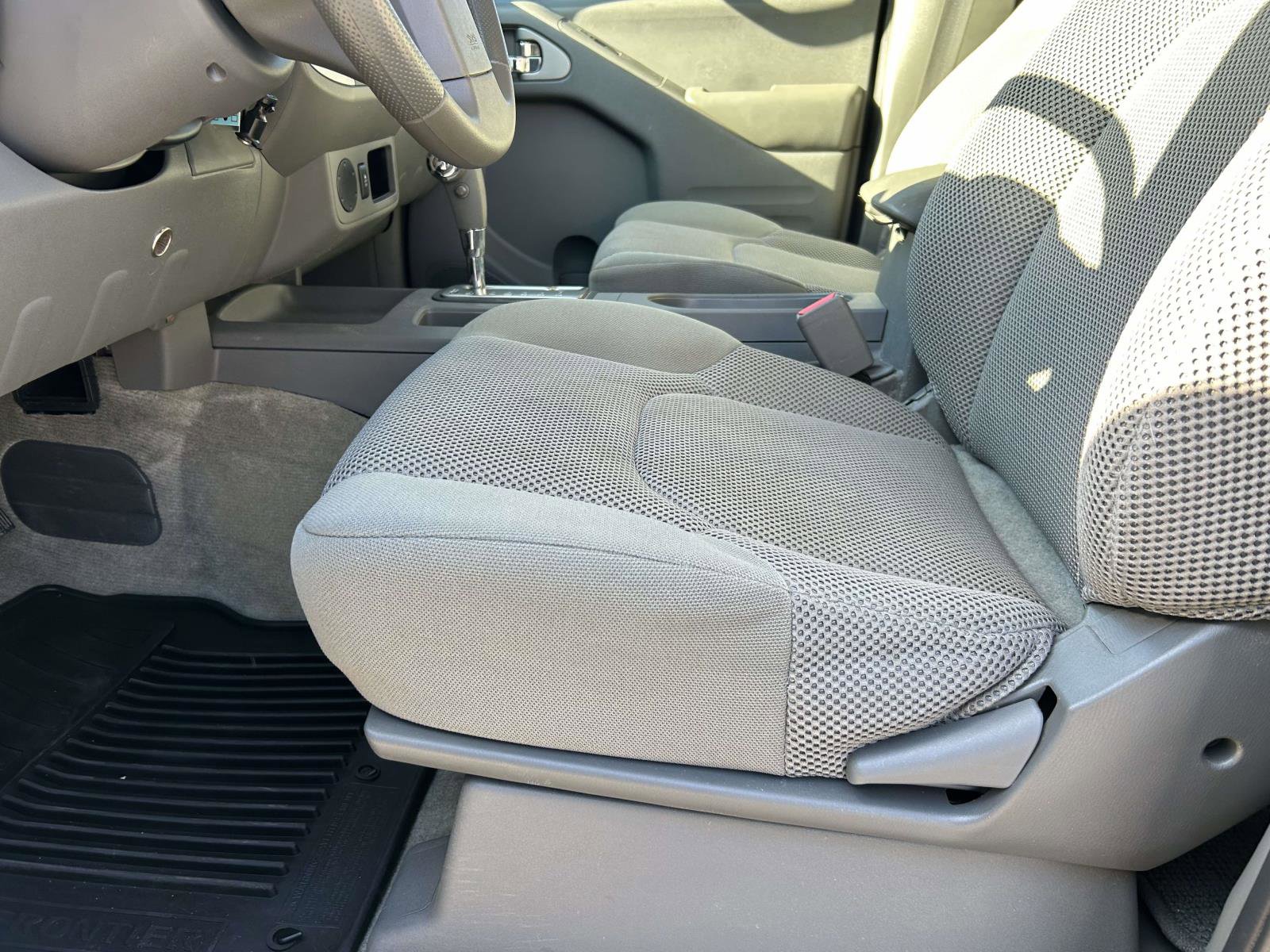 Used 2018 Nissan Frontier SV image 16