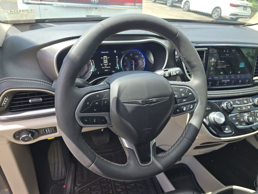 Used 2023 Chrysler Pacifica Touring-L FWD image 11
