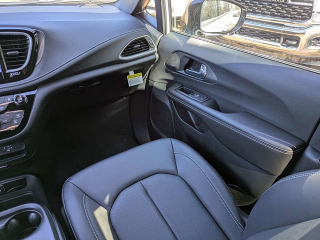 New 2026 Chrysler Pacifica Select FWD image 18