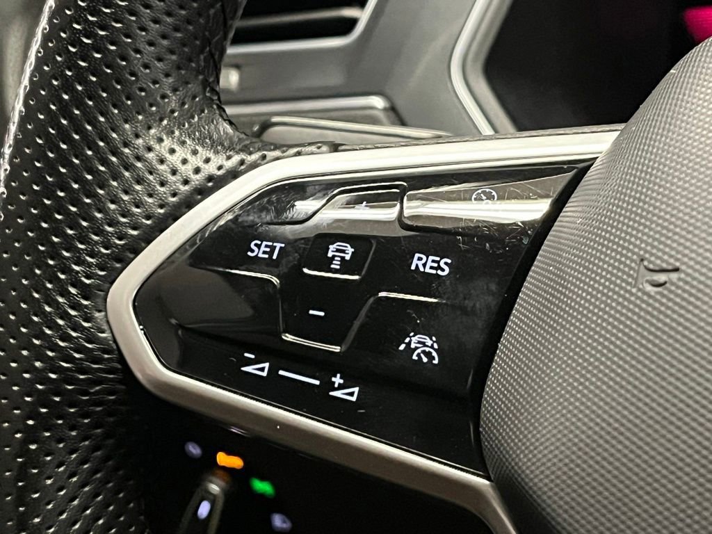 Used 2023 Volkswagen Tiguan SE R-Line image 25