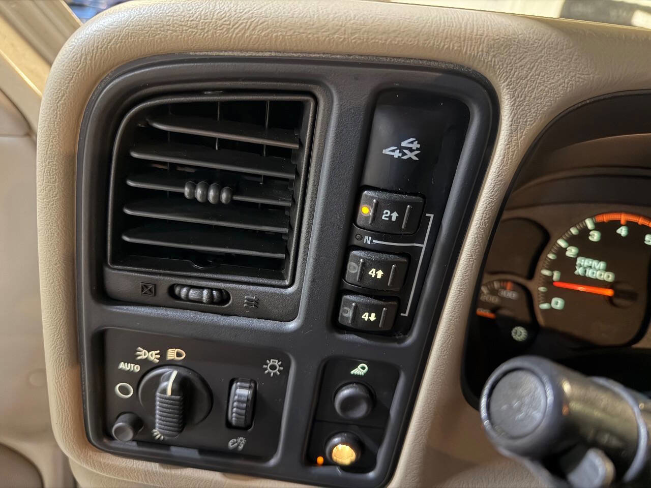 Used 2005 Chevrolet Silverado 2500 LT w/ Heavy-Duty Power Package image 48